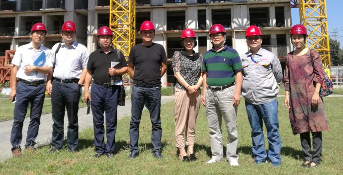 中国房地产业协会副会长、黑龙江省房地产业协会会长张永刚到住宅联盟基地参观空中造楼机